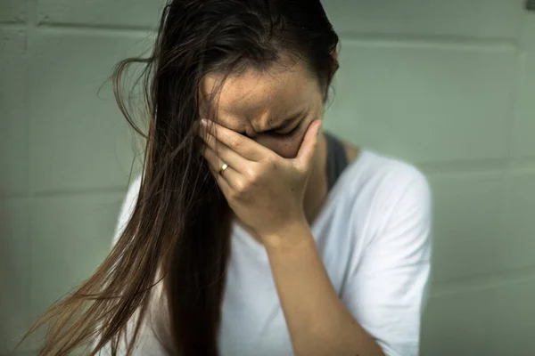 Depressief triest vrouw die betrekking hebben op haar gezicht met haar handen, huilen. — Stockfoto