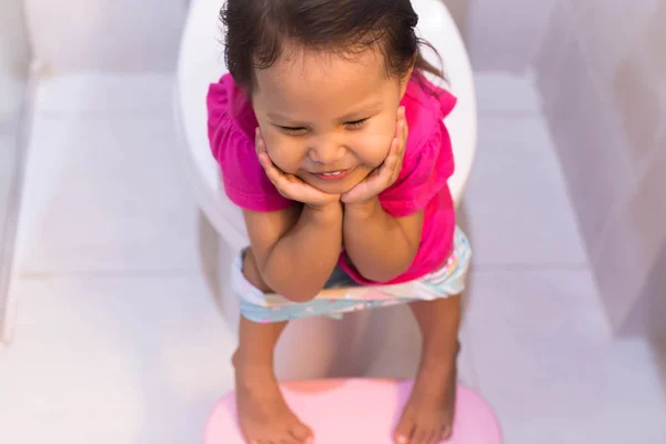 Toddler boldog ül a WC-vel. Bili képzés. — Stock Fotó