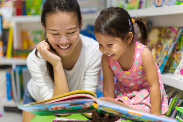 Anya Lánya Élvezi Könyvet Együtt Könyvesboltban Oktatás — Stock Fotó