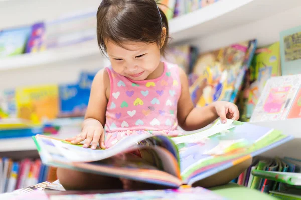 Klein meisje het lezen van een boek. Onderwijs. — Stockfoto
