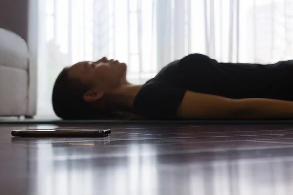 Mulher meditando em casa, ouvindo música . — Fotografia de Stock