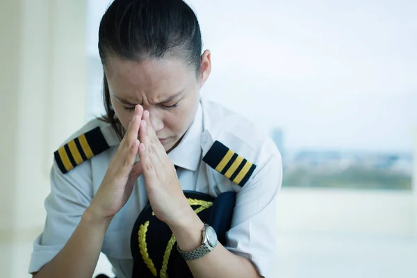 Напряженная женщина-пилот волнуется на работе . — стоковое фото