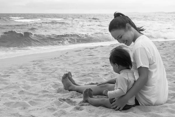 Anne ve çocuğu sahilde birlikte açık havada oynuyor — Stok fotoğraf
