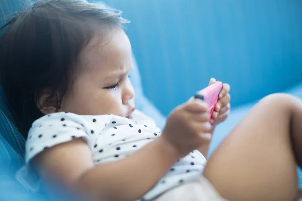 Bambino guardare la tv su uno smartphone . — Foto Stock