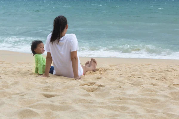 Anne ve bebek plajda eğleniyor. — Stok fotoğraf