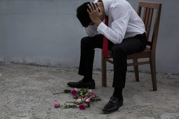 En nedslagen man i en kostym, förkrossad efter att ha varit rejecte — Stockfoto