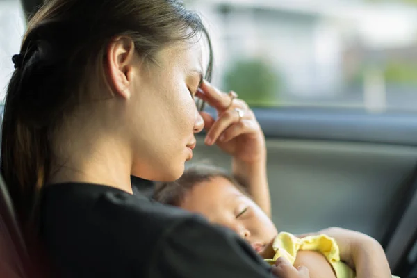 Obosit stresat mama ținându-și copilul . — Fotografie, imagine de stoc