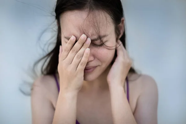 Porträt einer traurigen Frau, die weint. — Stockfoto