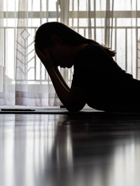 Depresyondaki kız evinde yalnız başına. Telefonunda gördüklerine üzülüyor.