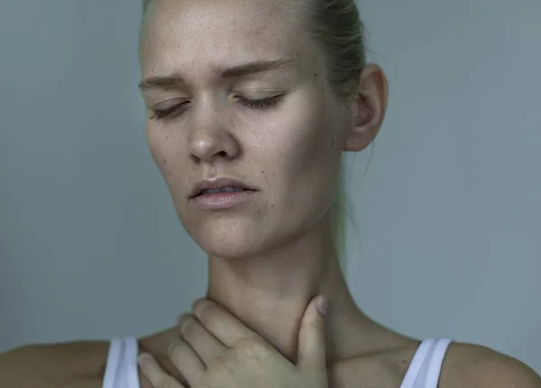 Dívka Tře Bolavé Hrdlo — Stock fotografie