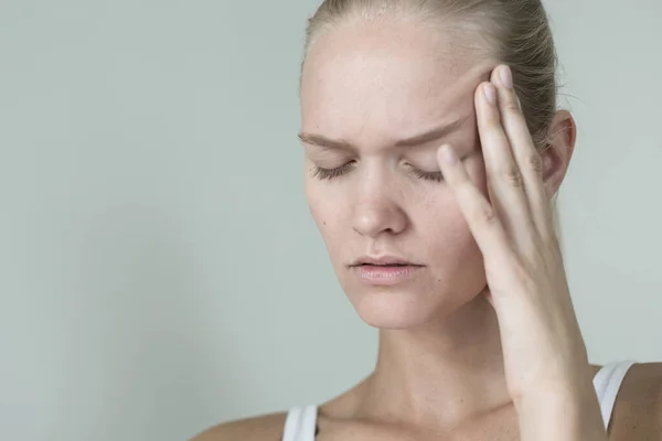 Eine Kranke Person Hält Ihren Kopf Unter Schmerzen Und Druck — Stockfoto