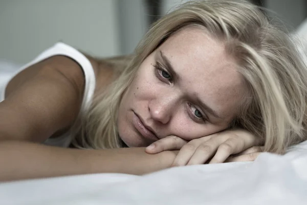 Smutná Blondýna Bílá Žena Trpící Depresí Zlomeným Srdcem Ležící Posteli — Stock fotografie
