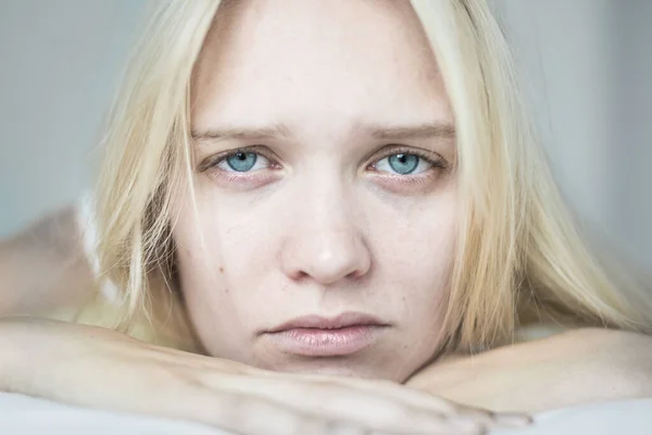 Het Gezicht Ogen Van Een Persoon Sluiten Zich Voelen Diep — Stockfoto