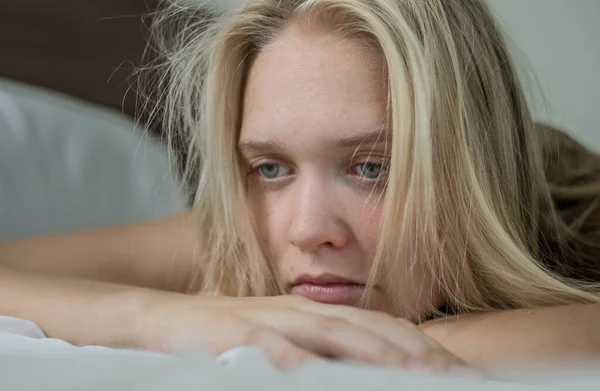 Yüzünde Üzgün Bir Ifade Olan Mutsuz Bir Kadın Evde Yatakta — Stok fotoğraf