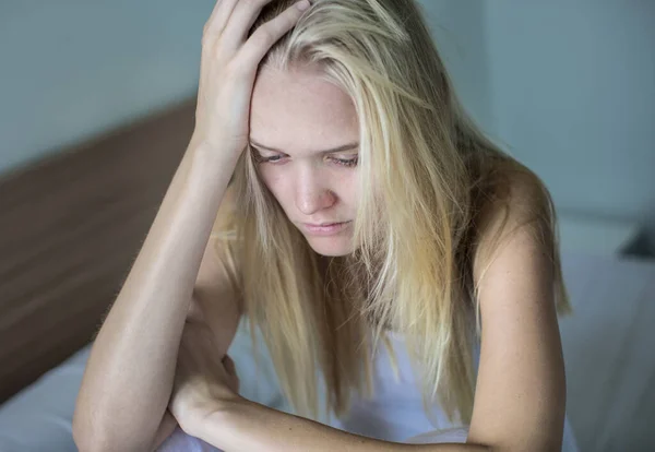 Yatakta Yalnız Ağlayan Sefalet Içinde Endişeli Bir Kadın — Stok fotoğraf