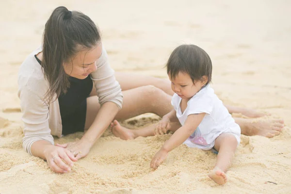 Anne ve kızı kumsalda oynarken eğleniyorlar. — Stok fotoğraf
