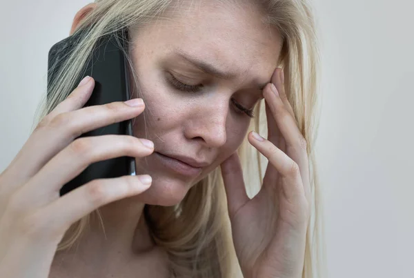 Une Femme Blonde Pleure Parlant Sur Son Téléphone Rompre Problèmes — Photo