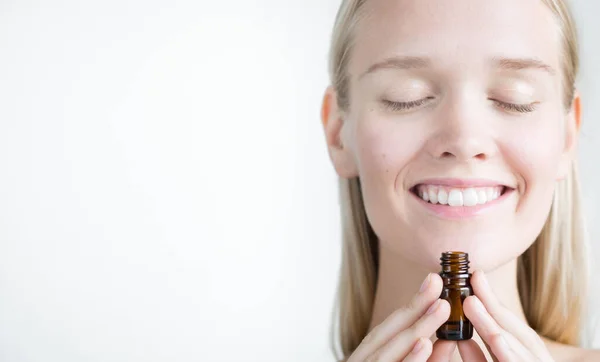 Жінка Насолоджується Запахом Ефірної Пляшки Олії Ліцензійні Стокові Фото