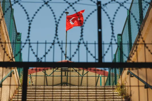 Bandera Turquía Detrás Una Valla Alambre Púas Contra Cielo Azul —  Fotos de Stock