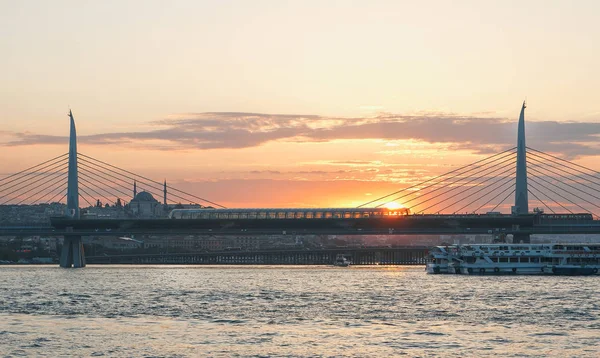 Ponte Della Metropolitana Sul Corno Oro Paesaggio Urbano Tramonto Istanbul — Foto Stock