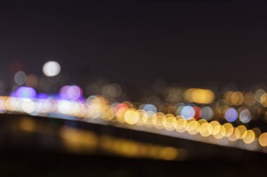 Gece ışık şehir Köprüsü'nde otomobil trafik defocused.