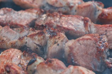 Marine shashlyk Barbekü ızgara hazırlanıyor. Barbekü ızgara kavrulmuş Kebap üzerinde duman. Şiş kebap şişleri üzerinde.