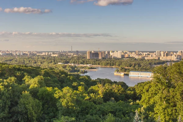 Yeşil Ağaçlar Üzerinde Gölgeler Ile Kiev Doğal Cityscape Üzerinde Cennet — Stok fotoğraf