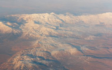 Güzel hava manzara manzara çölde Dağları doruklarına. Doğal açık arka plan.