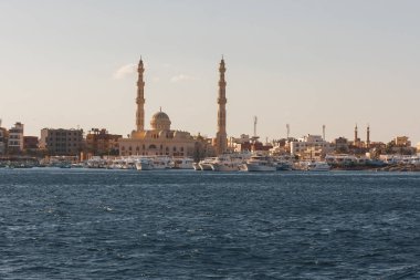 Anchorage Yatlar ile sahil Kızıl denizden görüntüleyin. Mısır. Hurghada.