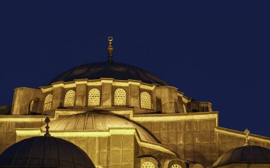 Osmanlı Camii Kılıç Ali Paşa, İstanbul 'un tarihi bölümünde gece görünümü.