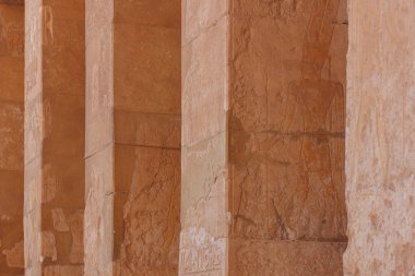 Ayrıntı sütunları tapınağında Nil Nehri'nin doğu kıyısında yer alan Antik Mısır karmaşık oyma kabartma taş.