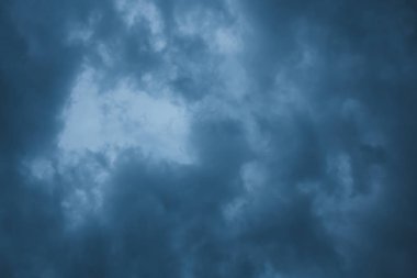 Karanlık gökyüzü ile daha önce fırtına fırtına bulutları. Hava giderek kötüleşen bir yaz gününde. Fırtınalı cennet doku. Yoğun kasvetli thunderclouds alan arka plan.