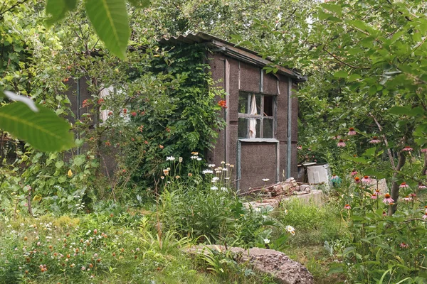 Romjai a régi elhagyott kerti ház - vintage zöld megjelenés az országban — Stock Fotó