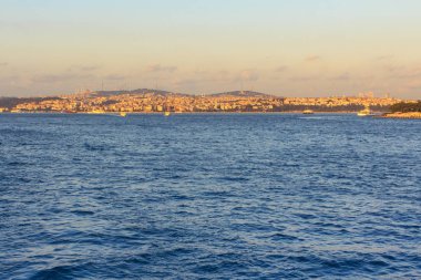 Deniz manzarası ve İstanbul Boğazı, cityscape batımında güzel manzara.