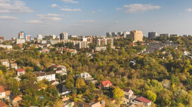 Hava panoramik Dnepr cityscape dron dan sonbahar bulutlu mavi gökyüzü arka plan üzerinde.