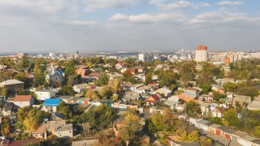 Panoramik manzarası arka plan karşı sonbahar cityscape.