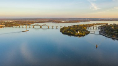 Uçağı hava en iyi manzara Dnipro City Dnieper Nehri üzerinde demiryolu köprüsünde. Sonbahar manzara ve cityscape arka plan. (Dnepr, Dnepropetrovsk, Dnipropetrovsk)