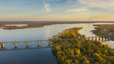 Drone havadan görünümden manastır Adası ve Dnipro şehir Dnieper Nehri üzerinde demiryolu köprüsünde. Sonbahar manzara ve cityscape arka plan. (Dnepr, Dnepropetrovsk, Dnipropetrovsk)