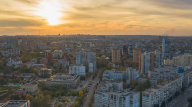 Şehir şehir manzarası ve gökdelen gün batımında. Dnipro, Ukrayna.