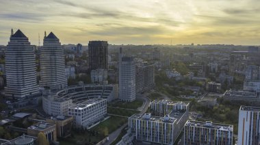 Şehir şehir manzarası ile kentsel gökdelenler hava görünümünü. Dnipro, Ukrayna.