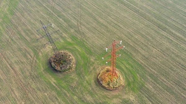 Две Башни Линии Электропередач Осеннем Поле Высоты Птичьего Полета Фото — стоковое фото