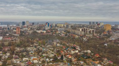 Kentsel kuş bakışı dron Dnipro şehir şehir merkezinin üzerinden. Cityscape gökyüzü arka plan üzerinde binalar ile yukarıda. (Dnepr, Dnepropetrovsk, Dnipropetrovsk). Ukrayna