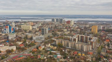 Kuş bakışı Dnipro şehir kent merkezinde üzerinde. Panoramik cityscape quadcopter manzarası ile. (Dnepr, Dnepropetrovsk, Dnipropetrovsk). Ukrayna