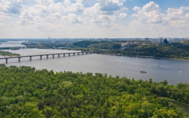 Yaz veya ilkbahar aylarında şehirde Dinyeper Nehri üzerinde yol köprüsü havadan üst görünümü. Manzara ve şehir manzarası arka plan. (Kiev, Kiev) Ukrayna.