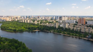 Yaz aylarında Rusanivka adası yakınlarındaki Dinyeper Nehri'nin şehir manzarası, silueti ve sahil şeridinde drone havadan üst görünümü. (Kiev, Kiev) Ukrayna.
