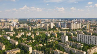 Rusanivka adasının drone kentsel havadan görünüm fotoğraf. Siluetli yaz şehir manzarası. (Kiev, Kiev) Ukrayna.