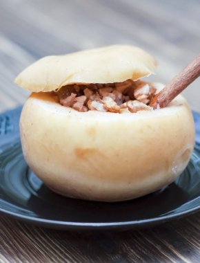 Pişmiş elma ceviz ile