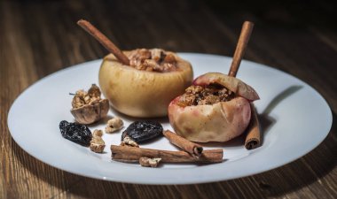 Pişmiş elma ceviz ile