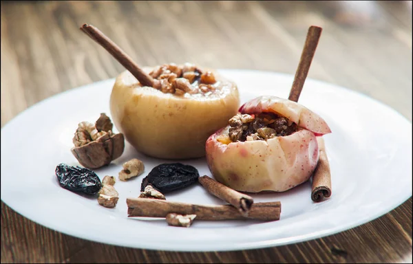 Manzanas Horno Con Nueces Fotos De Stock