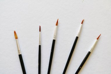 Beyaz masa arka plan üzerinde hassas Sanat fırçalar